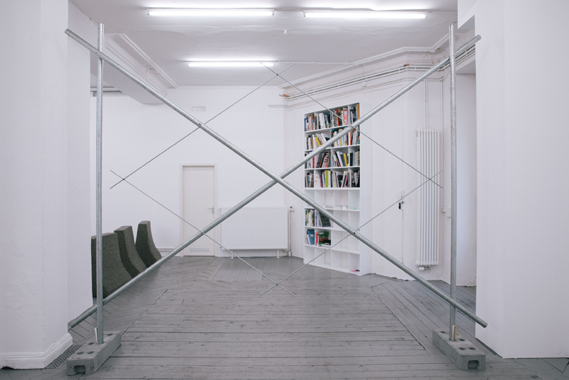 antonia low: schutzgebiet